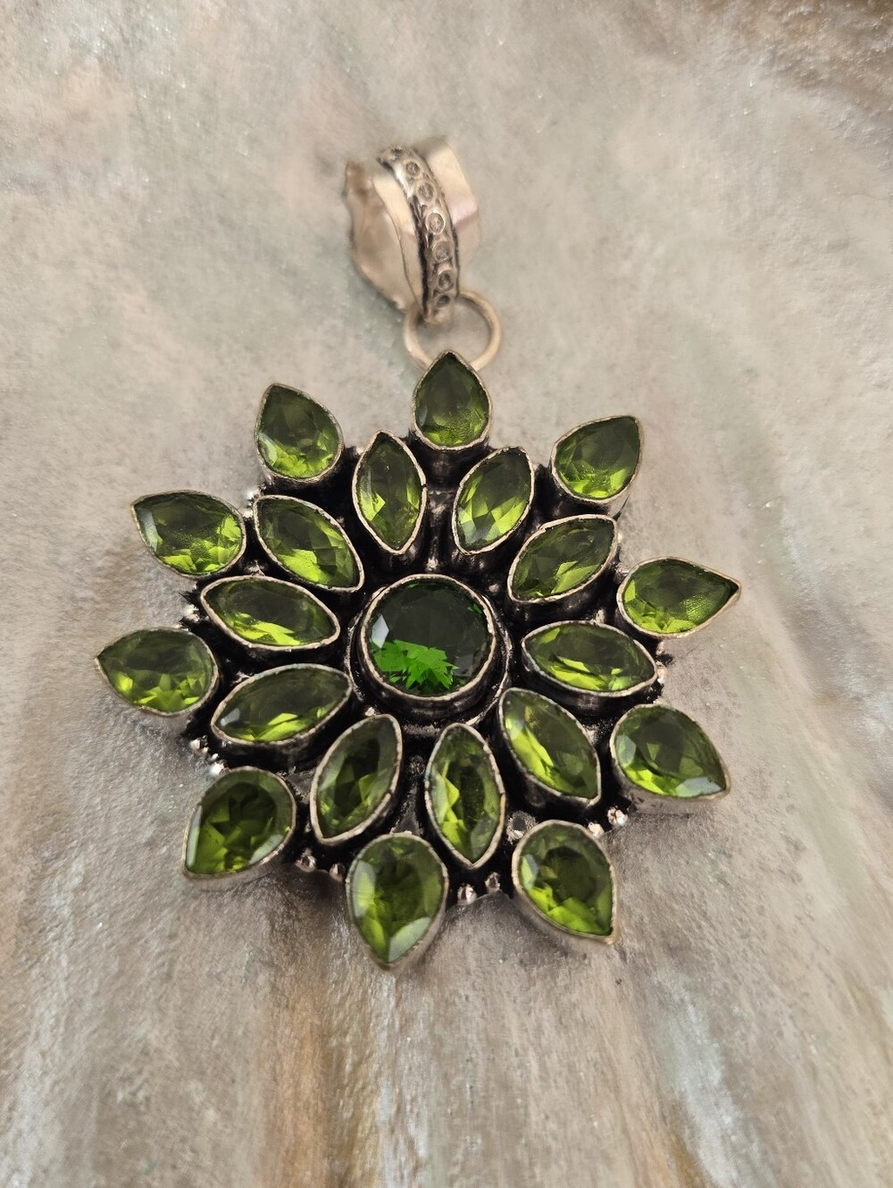 Hermosa Sterling Peridot Flower Pendant 💚